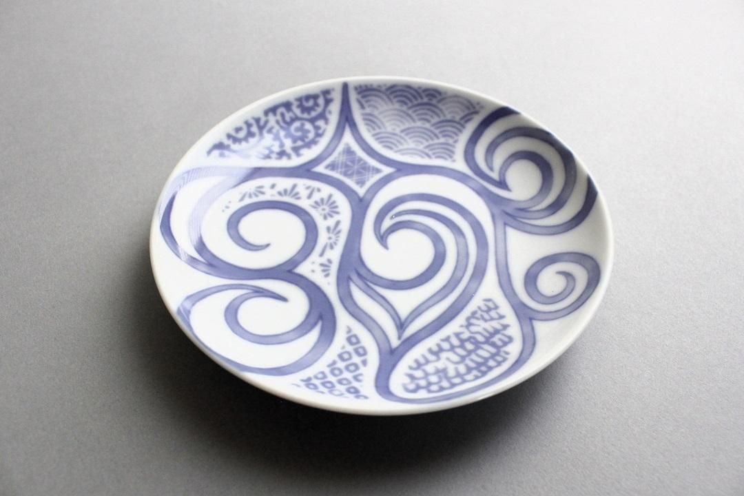UNGAPLUS（うんがぷらす）：AINU×有田焼 染付絵皿 4寸（鰹屋エリカ