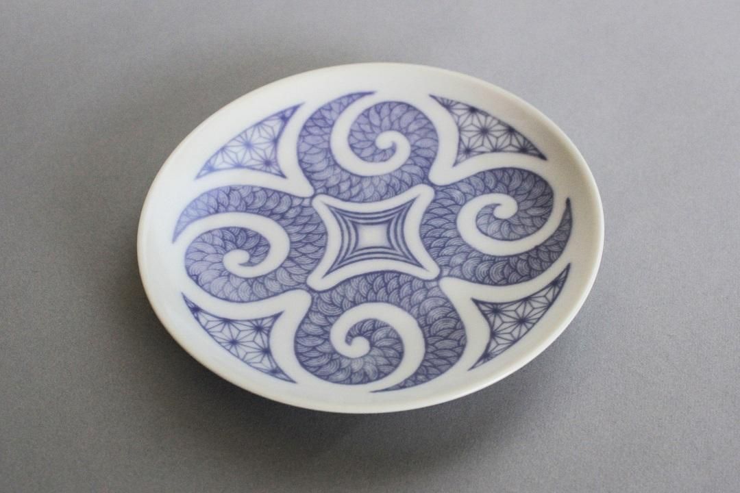 UNGAPLUS（うんがぷらす）：AINU×有田焼 染付絵皿 4寸（郷右近富美子