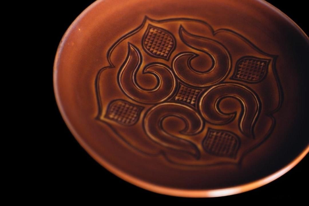 UNGAPLUS（うんがぷらす）:AINU×有田焼 鋳込皿 飴釉 5寸（斉藤政輝）