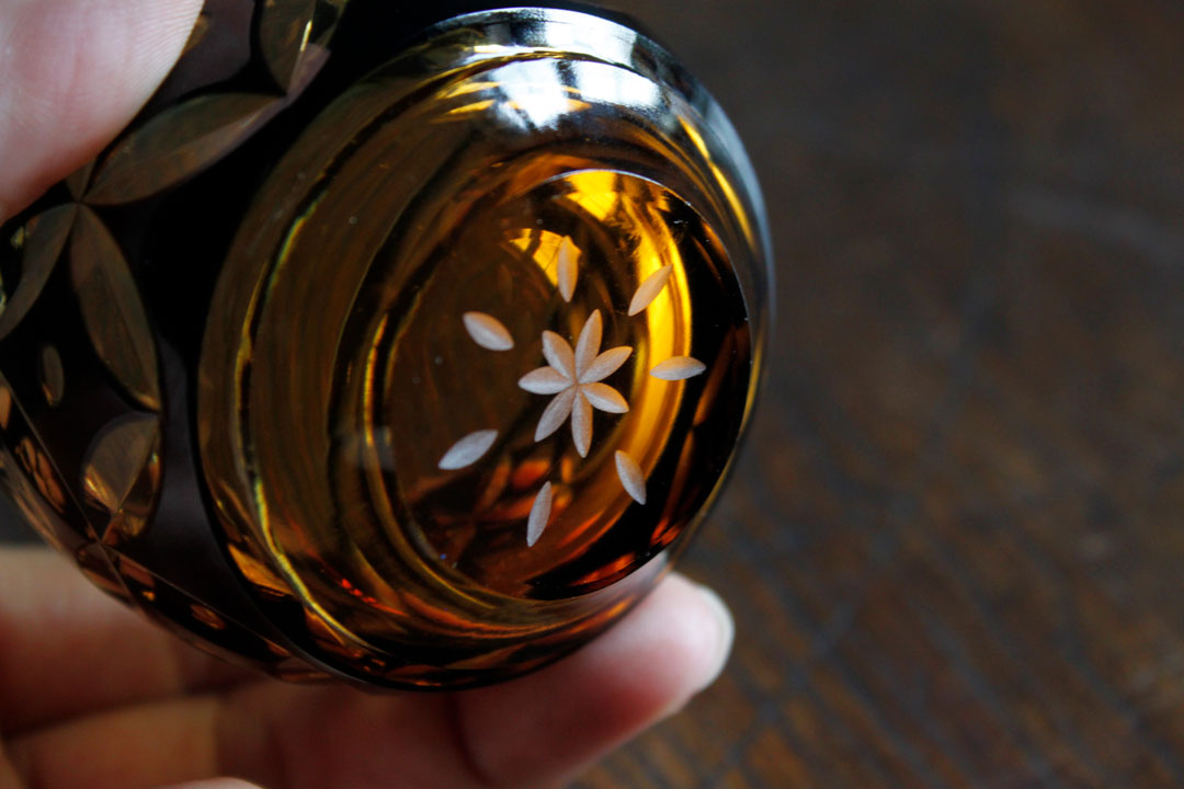 深川玻璃手工藝品花卉七寶清酒杯，黑色琥珀色 image 3